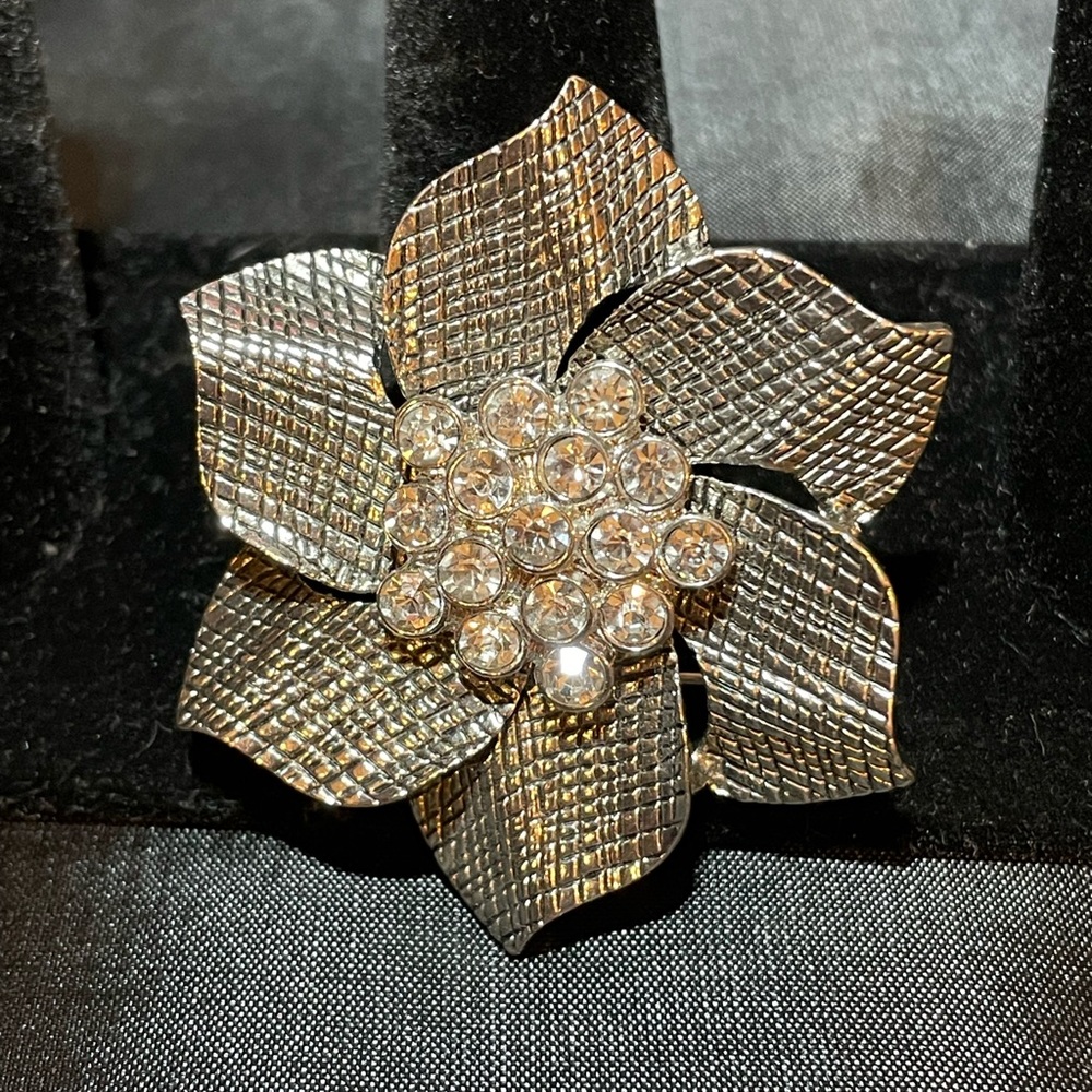NWT Zinnia pin/brooche in matte silver with inlaid crystals in the center